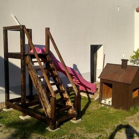 Ubytovani U Dvoraku Veseli nad Luznici Ngoại thất bức ảnh