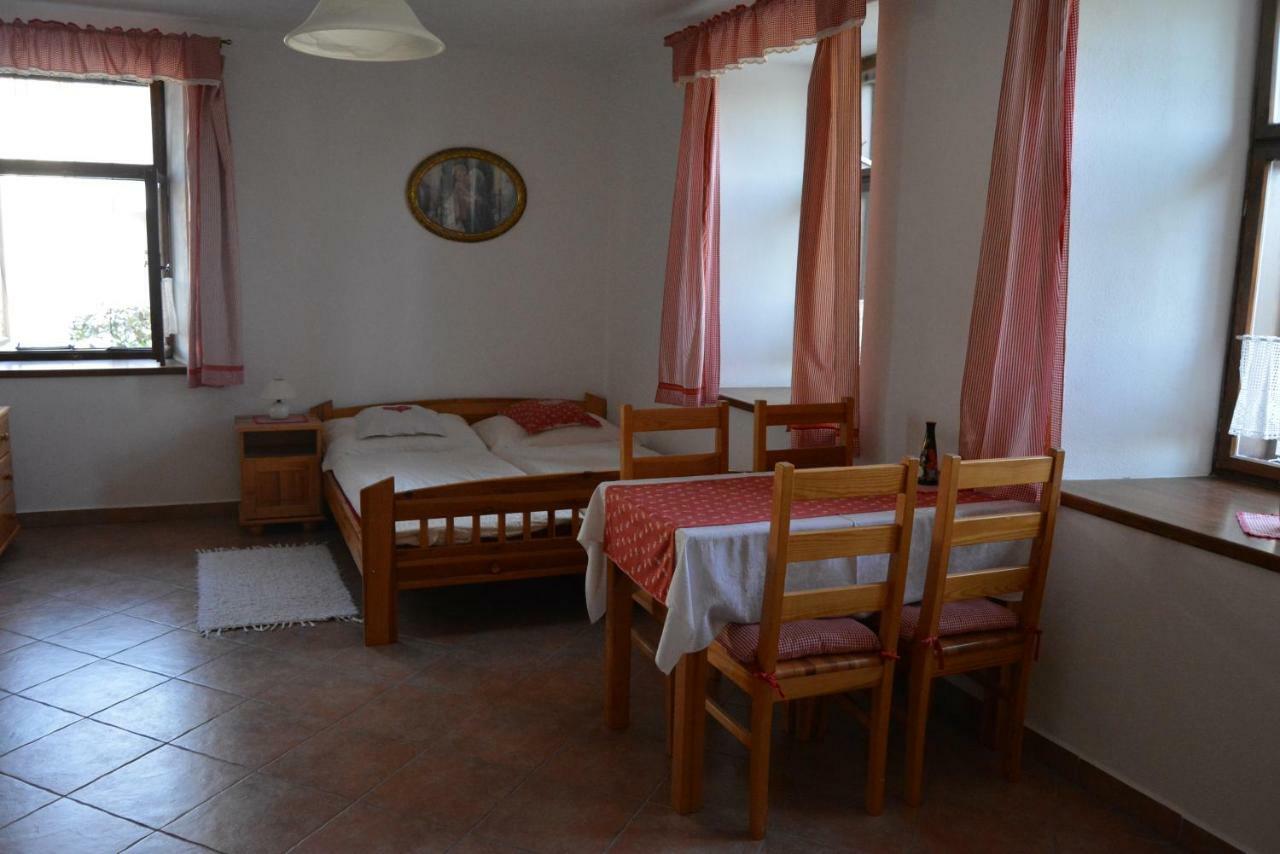 Ubytovani U Dvoraku Veseli nad Luznici Ngoại thất bức ảnh